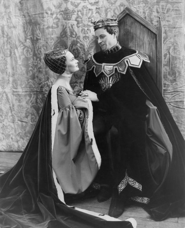 Judi Dench as the Queen and Alec McCowen in Richard II