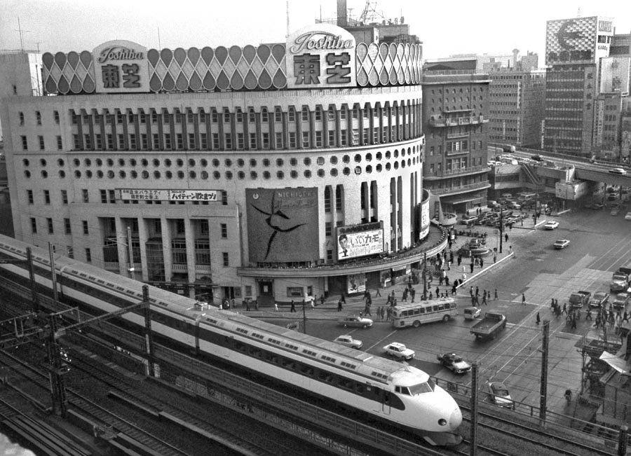 Shinkansen in Yurakucho area in 1964.