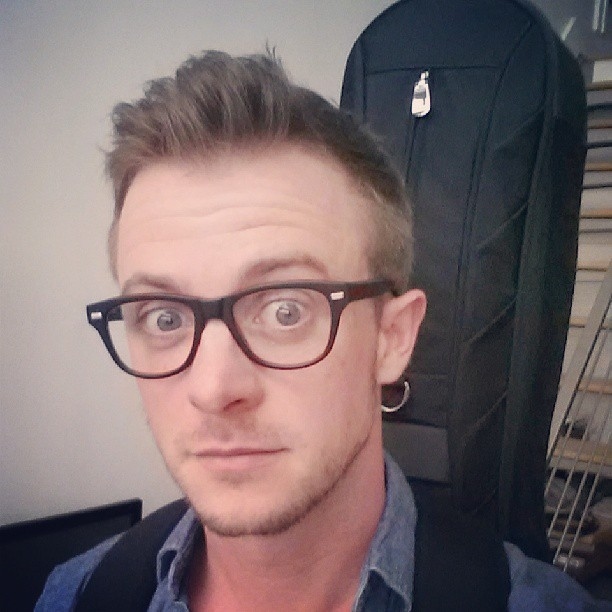 If that were actually an earring, he'd totally be pulling it off.