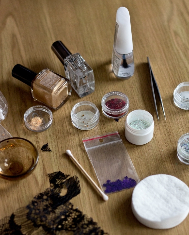 Cut out 10 small irregular lace pieces. Then apply one coat of gold nail polish; allow it to dry, and apply another coat.