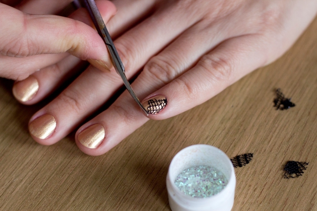 Paint a layer of transparent nail polish, then attach 3 silver nail diamonds. You can apply the diamonds to all of your nails, or just a couple.
