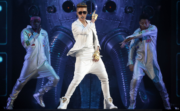 They exhibit two distinct characteristics: one, the crotch droops toward his knees; and two the pants fit like leggings everywhere else. The bagginess yet simultaneous tightness is a distinctly Bieber phenomenon Not only does Bieber wear the pants on stage, but he also wears curiously droopy crotches to sign autographs, illegally tattoo people, return topless to hotels, stalk Selena Gomez — no matter where he's going or what he's doing, his crotch and pants only seem to exist in a perpetual long-distance relationship. BuzzFeed's exclusive statistical analysis of Justin Bieber's frequency of harem pants-wearing may shock you.