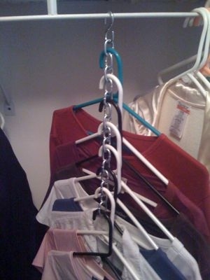 14 trucos para colgar la ropa en el armario y que te quepa todo (por muy  pequeño que sea)