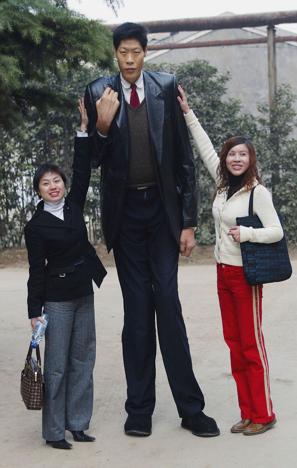 Самый взрослый человек на земле. Чжан Цзюньцай. Чжан Цзюньцай самый высокий человек в мире. Чжан Цзюньцай рост. Бао Сишунь рост.