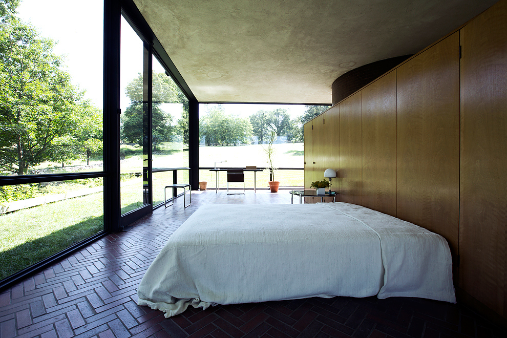 It's separated from the rest of the house by a set of built-in walnut storage cabinets. This open loft layout was very unusual in the '50s.