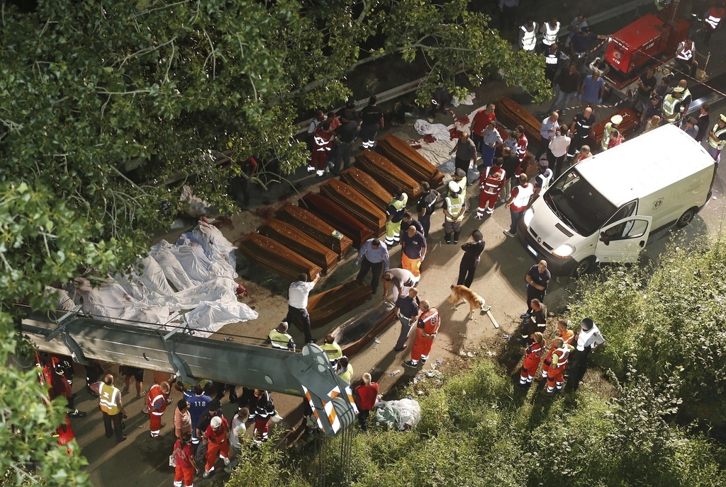 Rescuers prepared the coffins for the victims.