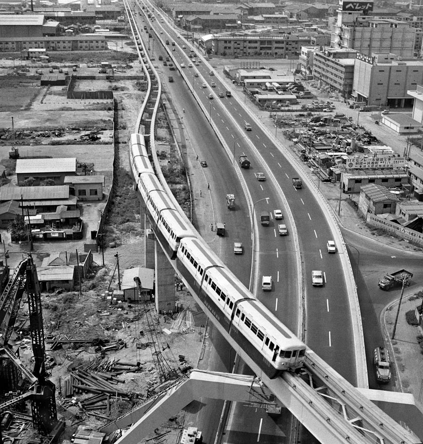 Tokyo Monorail in 1964. The Monorail was constructed in September, 1964, just before the Olympics started. It provided easy and direct transportation between Haneda Airport and Hamamatsucho.