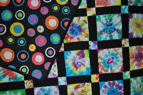 Quilts gone retro. By SewMuch4me2do on Etsy.