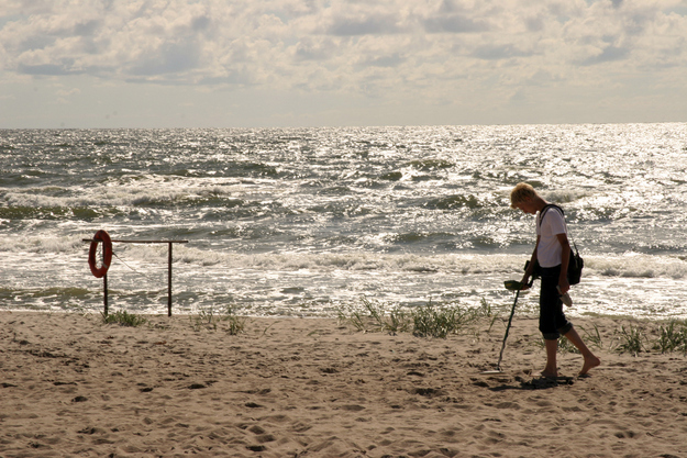 We're totally serious - when you find that mint condition rare Spanish doubloon that's worth five times your house, the paltry $27.95 you spent on a metal detector is going to be the finest investment you've ever made.