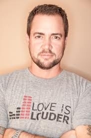 Ian Harvie is a stand-up comedian with some really, really great scruff. I know some people born with penises who can't get their face to look like that. Don't you just wanna pinch his cheeks? Yeah, you do.