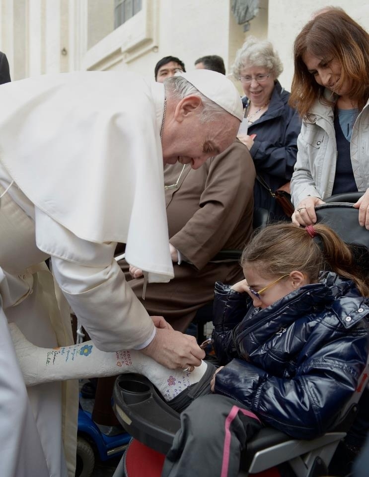 Pope Francis signs cast of little girl with broken leg (3,433 upvotes, 358 comments)