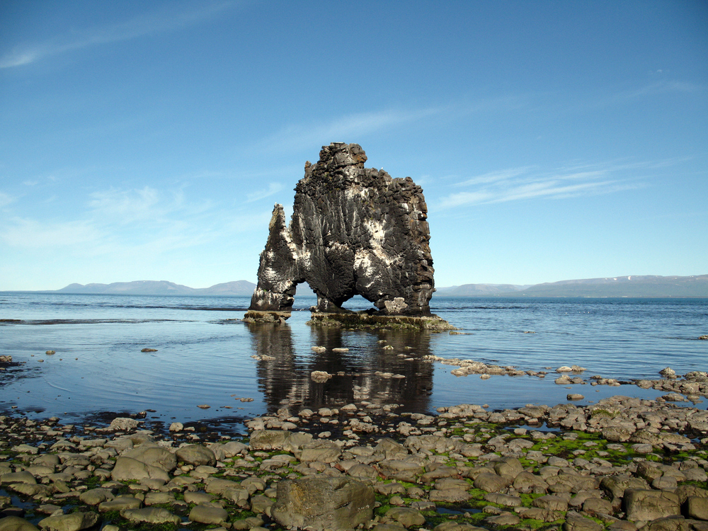 This impressive 50-foot rock formation is said to be the only remaining trace of an ancient volcano. It was reinforced by concrete in 1990 to prevent it from further eroding.