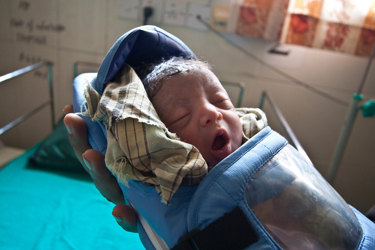 Every year, 20 million low-birth-weight and premature babies are born and more than 4 million die within their first month of life. Temperature regulation is a key problem among these infants.