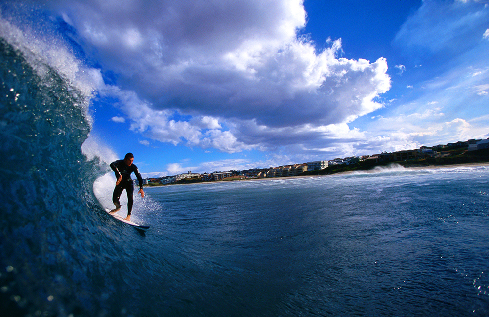 Other than the exotic and beautiful surroundings, the long rides of Jeffreys Bay make it a phenomenal spot for boarding. Surfers can look forward to up to 300 meters of sweet ocean cruising.