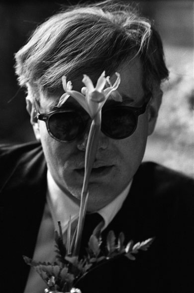 Dennis Hopper, Andy Warhol (with flower), 1963 © The Dennis Hopper Trust, courtesy of MoCA, the Dennis Hopper Trust, and Tony Shafrazi Gallery, New York