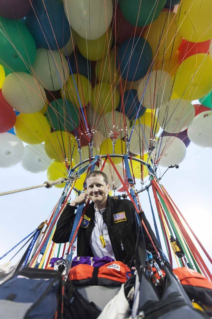 Воздушный шар 39. Джонатан Трапп шарах на воздушных. Полет на воздушных шариках. Воздушные шары полет. Воздушный шар полет.
