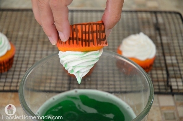 How to Make GLOW-IN-THE-DARK Cupcakes