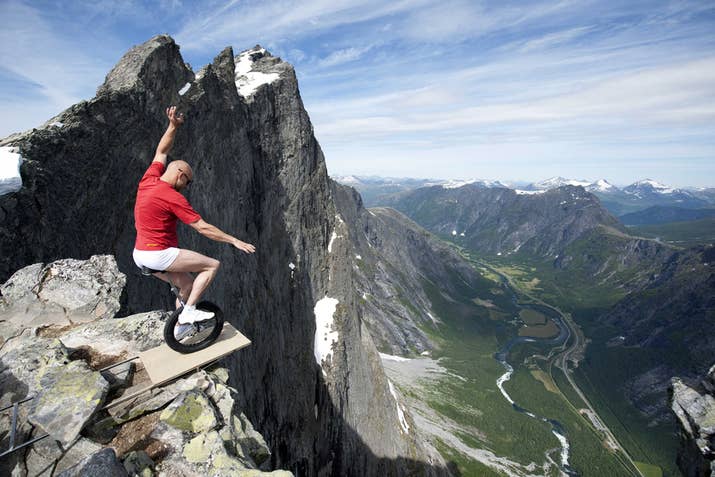 Eskil Rønningsbakken realizando um número que desafia a morte, na Noruega.