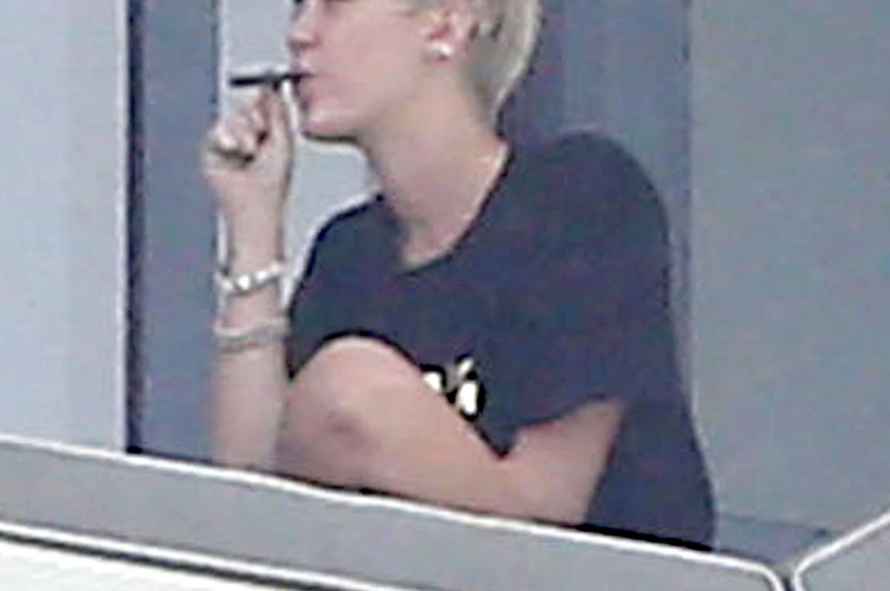 duty cigarettes File:Duty-Free Marlboro Red Cigarettes.jpg
