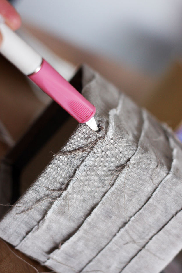 Feed a 1-meter long piece of string through one of the holes until the middle of the string is in the hole part.