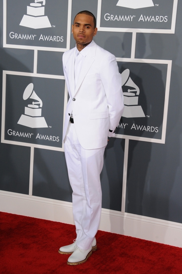 You got it, it's the same Lanvin suit as Miguel. But Brown chose to complement the suit with a pair of Dries Van Noten shoes. Who knows who copied how. Or maybe it was just a coincidence. But one thing is certain, Miguel's fashion track record does not look good.
