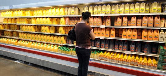 Não importa a estação do ano ou de quais laranjas o suco provém, as grandes empresas de bebidas fabricam seus produtos de maneira perfeitamente consistente, ao misturarem no suco flavorizantes cuidadosamente calibrados, específicos de cada marca. Essas misturas são adicionadas para substituir os sabores naturais perdidos quando o suco tem parte do seu oxigênio removido (sendo “desarejado”) para que ele possa ser mantido em tanques de armazenamento durante mais de um ano (!) sem oxidar.Como o sabor adicionado é tecnicamente derivado do óleo e do extrato da laranja, ele não precisa ser listado de forma específica entre os ingredientes. Leia mais aqui.