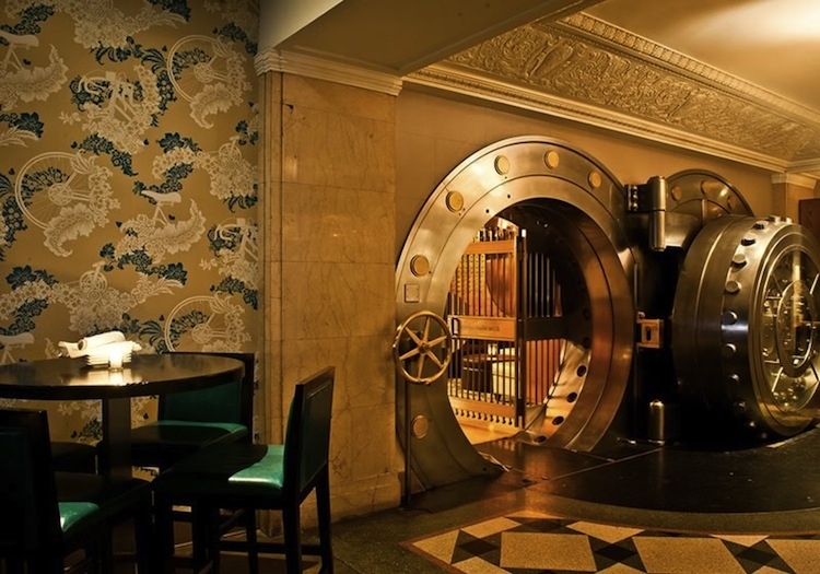 You don’t have to pull a great heist to gain access to this Chicago bank vault. Housed in a former 1920s bank, the old vault is now a snazzy cocktail lounge with gleaming copper safe-deposit box walls.