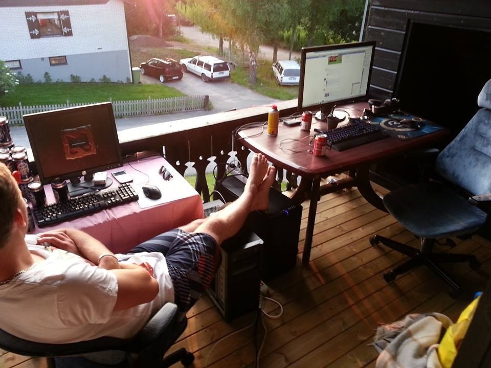 This isn't gaming inside: You don't need to wear a suit and tie. Just a T-shirt and shorts are fine.