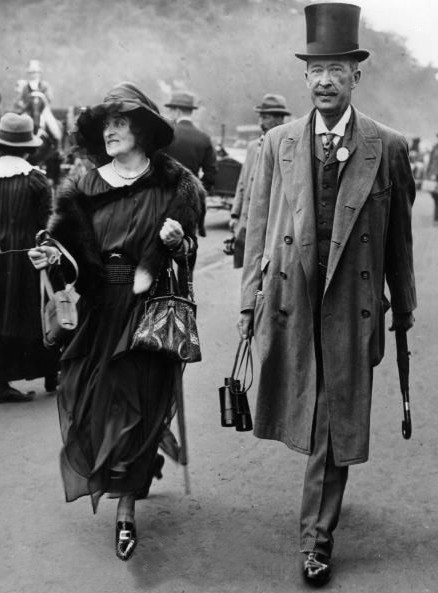 After George Herbert, 5th Earl of Carnarvon got a mosquito bite on his face which he cut when shaving lead to an infection, it lead him to blood poisoning and eventually pneumonia. He died in 1923.