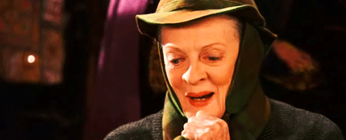 Sur Pottermore, J.K. Rowling dévoile la biographie de Minerva Mc Gonagall. Née d'un père moldu, pasteur écossais, et d'une mère sorcière qui a longtemps caché ses origines à son compagnon, Mc Gonagall connait les difficultés auxquels les couples mixtes sont confrontés.Après de brillantes études à Poudlard, elle tombe amoureuse d'un fils de fermier moldu auquel elle se fiance pour quelques heures, avant de rompre son engagement pour ne pas vivre dans le secret. Des années plus tard, elle épouse finalement Elphinstone Urquart, un sorcier qu'elle a rencontré au Ministère de la Magie. Leur mariage sera court mais heureux: Elphinstone meurt quelques années plus tard.