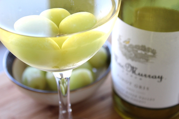 Refresque o seu vinho branco com uvas congeladas.