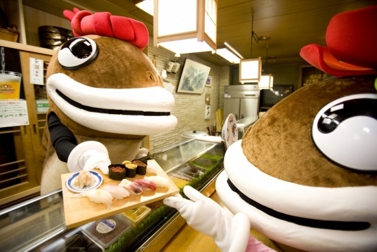 Taramaru and Beniko are cod twins from Hokkaido. They are cods but they are eating sushi...? Just the fact they are half-human half-fish make them creepy enough, but eating one of their kind is just wrong!