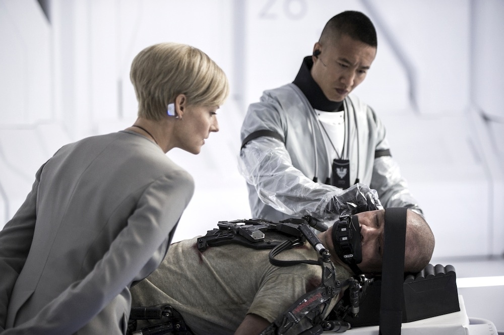 Jodie Foster and Matt Damon in Elysium