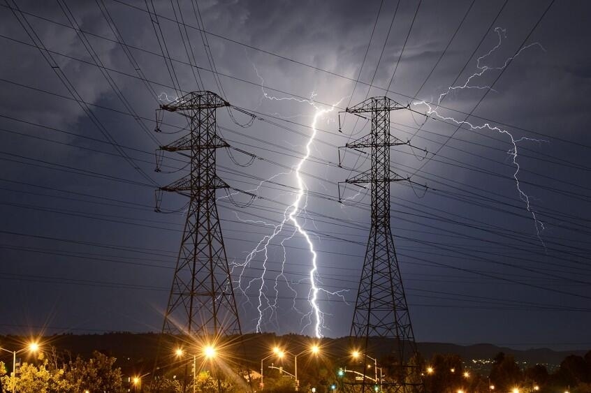 lightning storm la