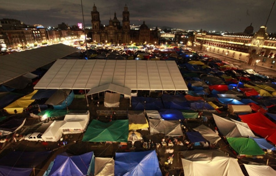¿Por qué deben llevarse el premio? Son amados y odiados, pero indiferente no puedes ser. Han desquiciado la ciudad del 19 de agosto, cuando ocuparon el Zócalo de la Ciudad de la México. Desde ese día, marchas, protestas, toma de edificios, etc. se han llevado acabo. Y aunque ya fueron desalojados del Zócalo (13 de Septiembre) amenazan con continuar. Sin duda, seguirán en este maratón por un largo tiempo.