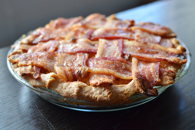 Obtén la receta para este pastel de macarrones con queso y tocino aquí.