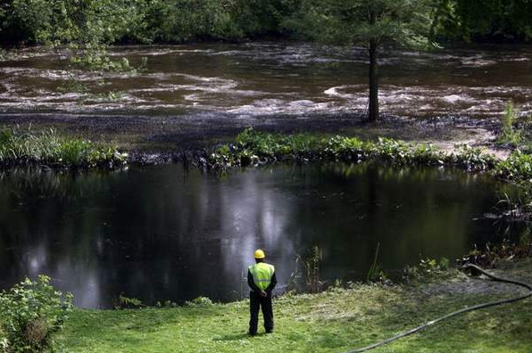 A Million Gallons Of Oil May Leak Into Lake Michigan [PIC]