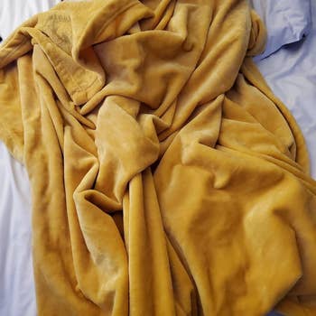 close up look at the yellow fleece blanket