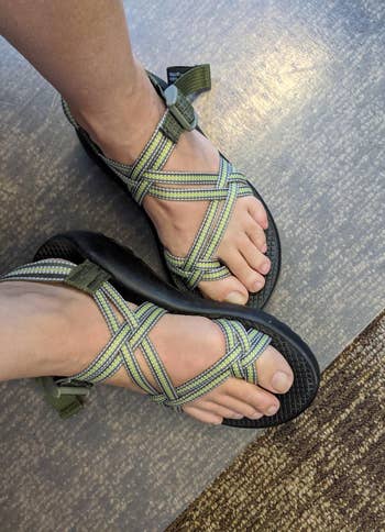 reviewer wearing green chacos