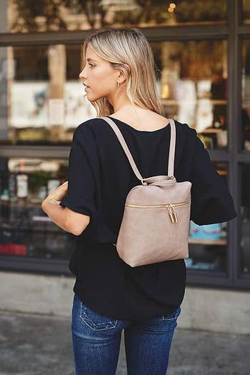 客製化系統 model wearing dusty pink bag