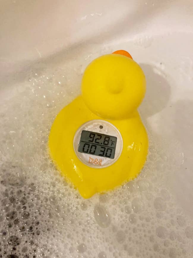 A yellowish rubber duck thermometer floating successful a reviewer's bubbly bath