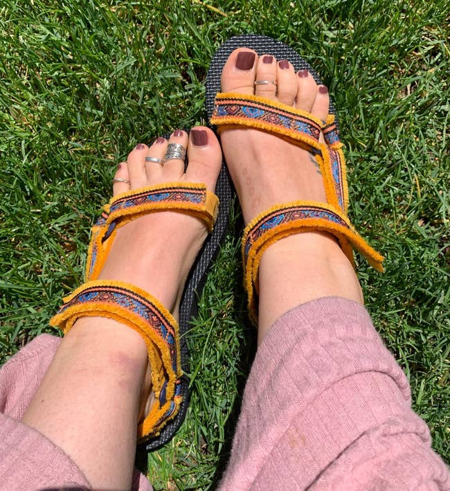 reviewer wearing yellow and blue tevas