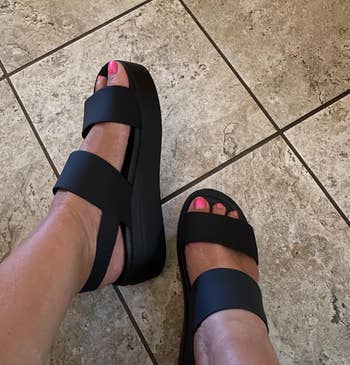 Reviewer wearing black Croc sandals