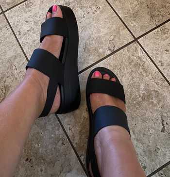 Reviewer wearing black Croc sandals