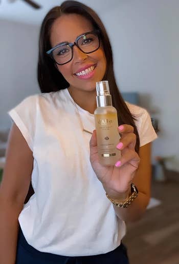 reviewer holding spray serum