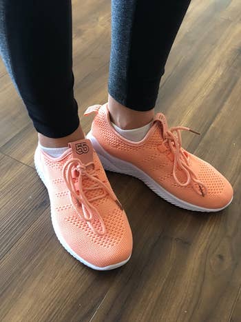 Reviewer wearing pink ZYEN tennis shoes