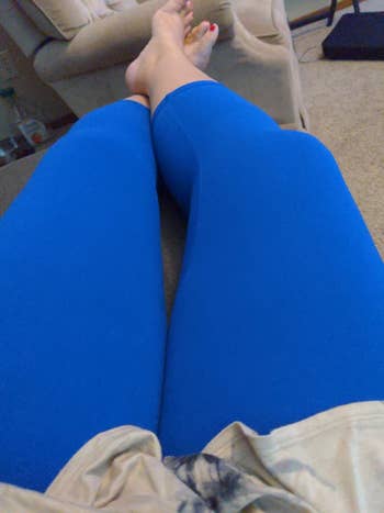 reviewer in bright blue leggings