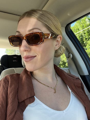 another reviewer wearing the tortoise frames