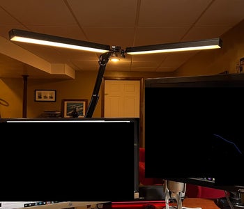 评论家的照片一个黑色的LED灯照在两个电脑显示器