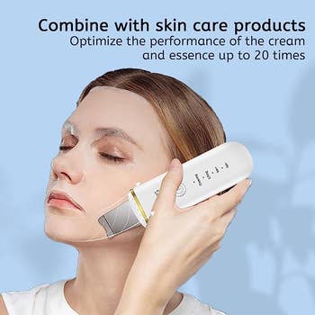 model using skin scrubber face spatula